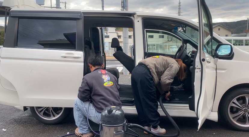 《年末洗車1》シートクリーニング 淡路島 車検 手洗い洗車 きれいが売りの中古車屋さん シミ取り、古車屋さん 板金 塗装 オイル交換 新車・中古車販売、買取 フロアマット車内清掃